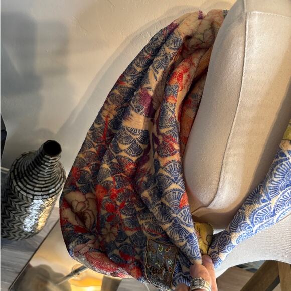 Johnny WasLaurel Canyon Cozy Blanket Sling Bag - Picture 5 of 5